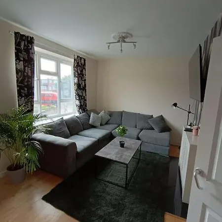 Spacious 3 Bed Flat Opp Springfield Park, Hackney.